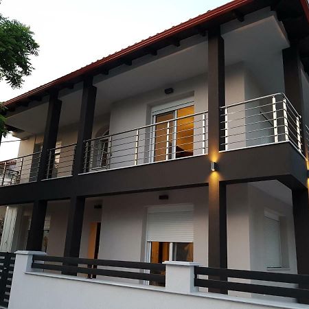 Fantastic Four Apartments Néoi Epivátai Exterior foto